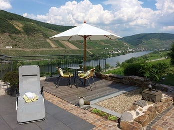 Terrasse mit Blick auf Mosel und Weinberge